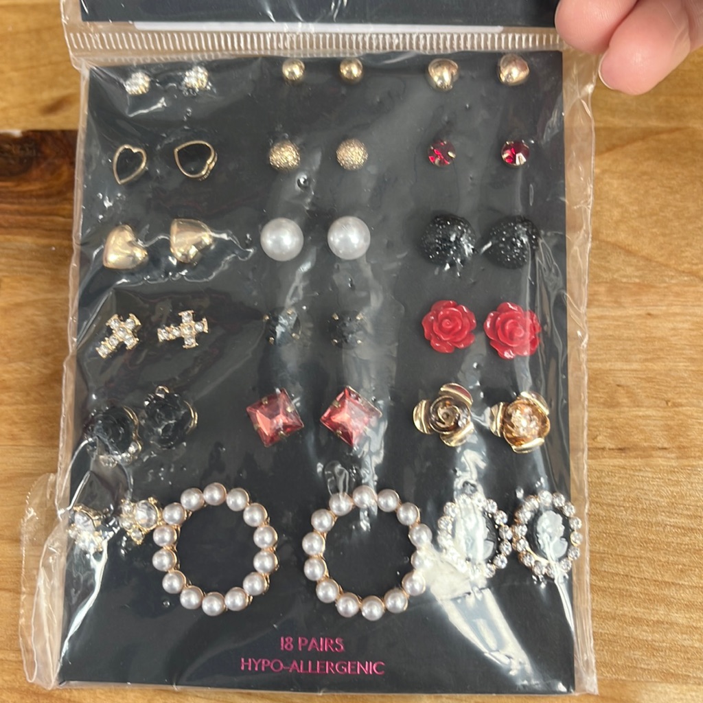 Stud Earrings 18 Pairs Nwt 10$